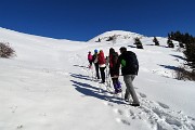 19 Saliamo tracciando su neve fresca e farinosa 